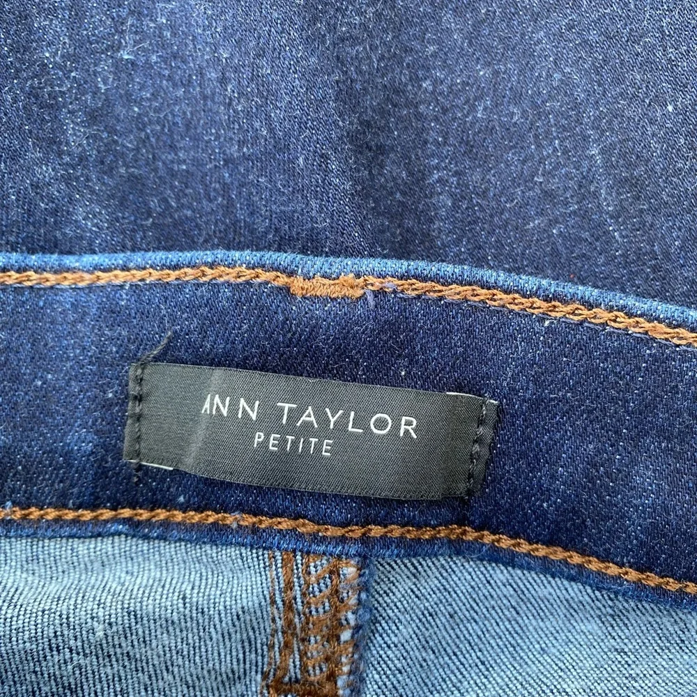 Ann Taylor - Woman’s dark denim (the slim boot) low rise crop jeans, Size: 0P